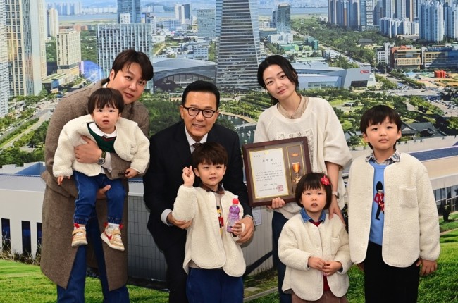 인천 연수구, '2025년 저출산 극복 유공자' 표창장 수여