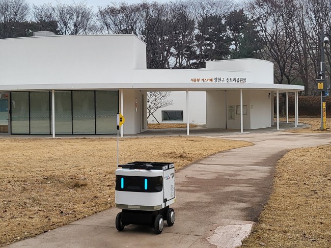 재활용품 수거 '척척'…양천구, 신트리공원도 자율주행 로봇 운영 시작