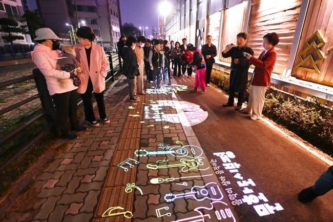 부평구, '산곡2동 철길정원 야간경관 조성' 점등 행사 개최