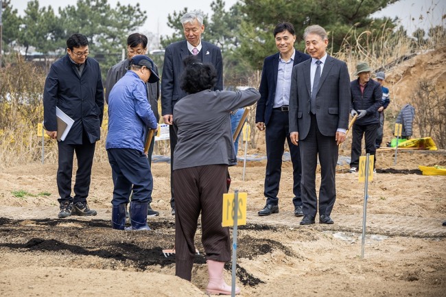윤환 구청장, '계양실버농장' 개장 현장 방문