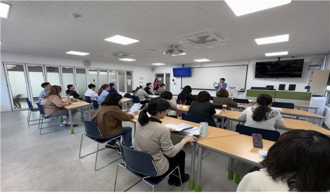 인천시, 외국인 납부 안내 편의 높인다…다국어 지방세 안내 리플릿 배포
